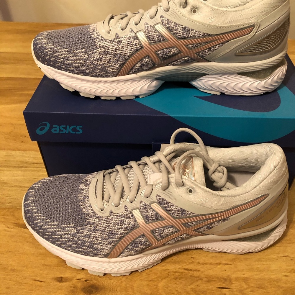 ASICS women’s Gel Nimbus 22, size 9.5
